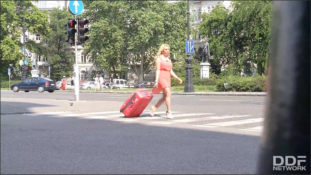 Carly Rae Summers uriniert im Taxi und wird vom Lenker gefickt