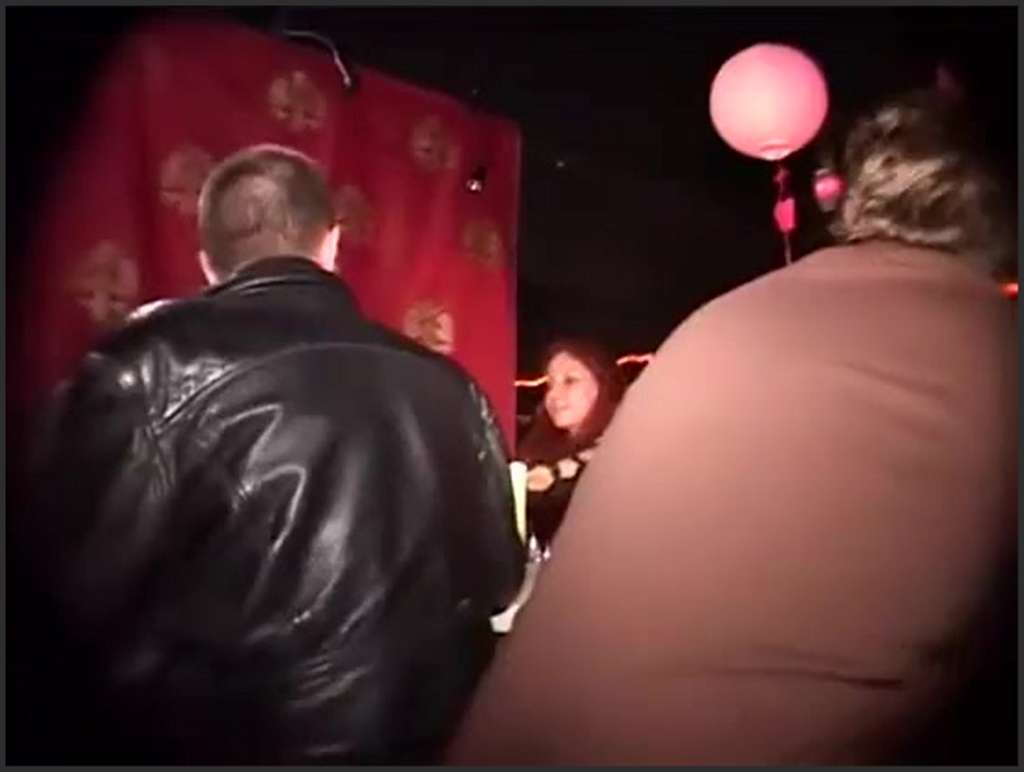 Schnuckel Bea fickt das brünette Analluder im und am Auto